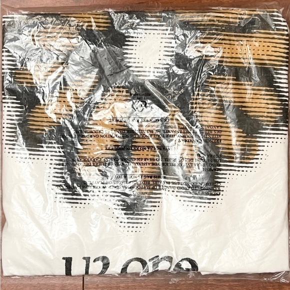 NWT DAYDREAMER 90s U2 One Daisy Graphic Grunge Rock Band Short Sleeve Tee XS - Picture 8 of 8